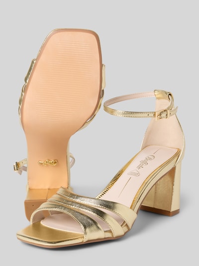 Produktfoto, High Heels mit Dornschließe von Buffalo w złotym kolorze, zaokrąglony nosek, strukturalna podeszwa, obcas 7 cm, elegancka faktura.