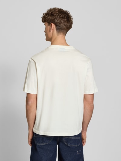 Männermodel trägt Regular Fit T-Shirt aus reiner Baumwolle Modell 'NAYONIX' von HUGO, Optik: Unifarben, Kurzarm, Jersey, Ganzkörperansicht Rückansicht.