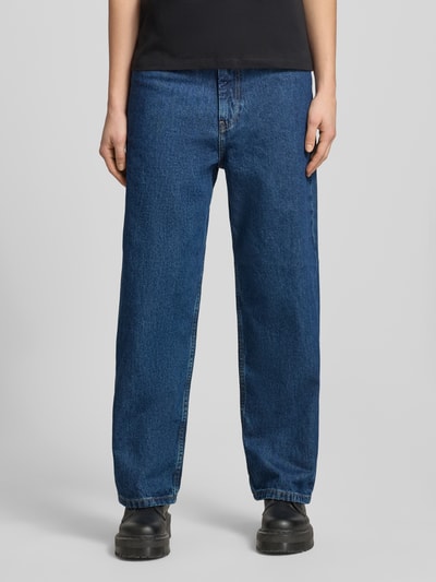 Männermodel trägt Wide Leg Jeans im 5-Pocket-Design Modell 'Brandon' von Carhartt Work In Progress, Reine Baumwolle, Wide-Fit, Ganzkörperansicht von vorne.