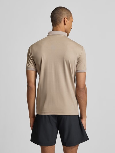 Męski model nosi Slim Fit Poloshirt aus Viskose-Mix von EA7 Emporio Armani, beżowy kolor, elastyczna mieszanka wiskozy, detal z logo, kołnierzyk polo, elastyczne zakończenia rękawów, długość tyłu w rozmiarze M: 60 cm, całkowity widok z tyłu.