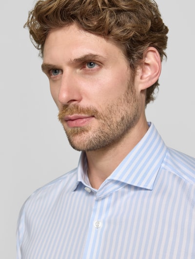 Männermodel trägt Body Fit Businesshemd aus Baumwoll-Mix von OLYMP, hellblau gestreift, feine Textur, Nahaufnahme Oberkörper, Herren Businesshemd von OLYMP Level 5.