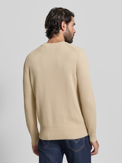 Männermodel trägt Regular Fit Strickpullover aus reiner Baumwolle von Marc O'Polo, Optik: Unifarben, Struktur, Ganzkörperansicht Rückansicht