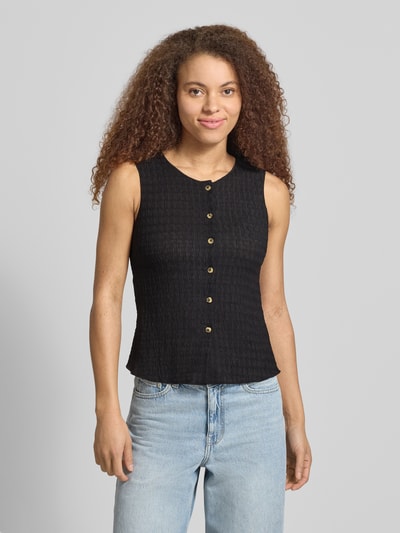 Frauenmodel trägt Slim Fit Weste mit Seersucker-Struktur Modell 'ILSE' von Only, unifarben schwarz, Rundhals, Nahaufnahme Oberkörper.