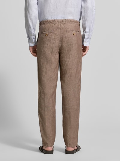 Männermodel trägt Straight Fit Leinenhose mit Tunnelzug von Brax, uni, straight fit, tunnelkoord, puur linnen, Ganzkörperansicht Rückansicht