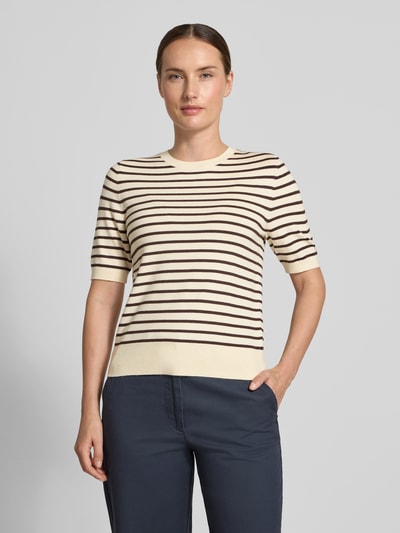 Frauenmodel trägt Slim Fit Pullover aus Viskose-Mix von s.Oliver RED LABEL mit cremefarbenen und braunen Streifen, glatte Struktur, Nahaufnahme Oberkörper.