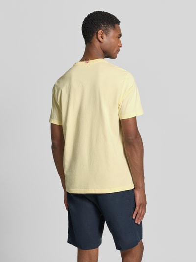 Männermodel trägt Herren T-Shirt mit Stitchings Modell 'PORTOFINO' von MC2 Saint Barth, Reine Baumwolle, Regular-Fit, Rückenlänge 68 cm, Rückansicht.
