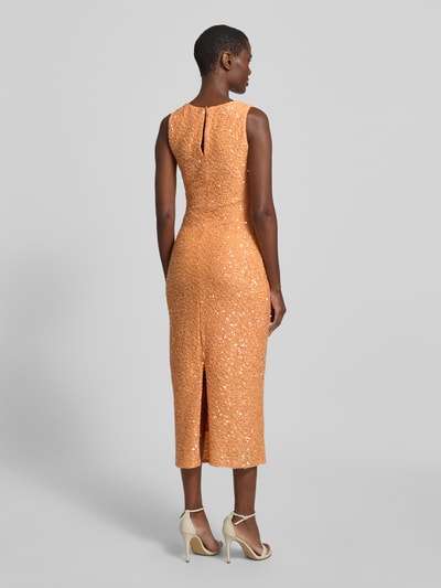 Frauenmodel trägt Midikleid mit Pailletten und rückseitigem Knopfverschluss von Little Mistress, figurbetont, Gehschlitz, Rückansicht Ganzkörperansicht. Größe 36: Rückenlänge 123 cm, Brustweite 43 cm, Farbton Orange, glänzende Textur.