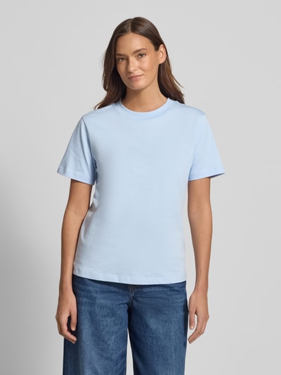 Vrouwenmodel draagt T-shirt met ronde hals van Jake*s Casual, puur katoen, regular fit, ruglengte maat S 56 cm, voorkant volledige lichaamsweergave.