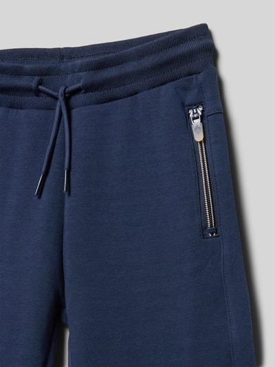 Produktfoto, Sweatpants mit Reißverschlusstaschen von Mayoral, bawełniany miks z dodatkiem stretchu, krój regular fit, elastyczny pas, sznurek, kieszenie na zamek, długość wewnętrzna nogawki w rozmiarze 116: 51 cm, granatowy kolor, gładka tekstura