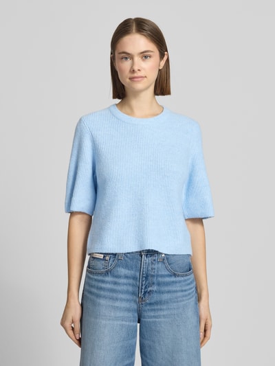 Frauenmodel trägt Boxy Fit T-Shirt aus Rippstrick mit Woll-Anteil Modell 'SILLY' von Pieces, unifarben in Hellblau, Ganzkörperansicht von vorne