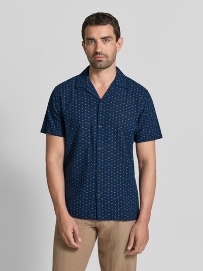 Männermodel trägt Regular Fit vrijetijdsoverhemd van mix van katoen en linnen Model 'SUMMER' van JACK & JONES Premium, donkerblauw met all-over look, Reverskraag, ruglengte bij maat M 72 cm, schouderbreedte 48 cm, mouwlengte 23 cm, voorkant, Ganzkörperansicht von vorne.