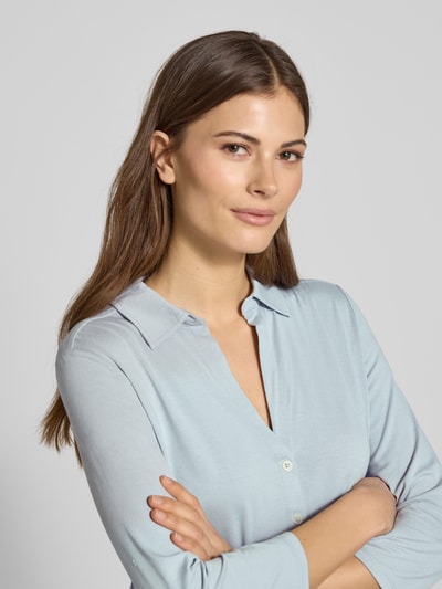 Frauenmodel trägt Regular Fit Hemdbluse aus Viskose-Mix von Marc O'Polo in Hellblau, unifarben, 3/4-Arm, Nahaufnahme Oberkörper.