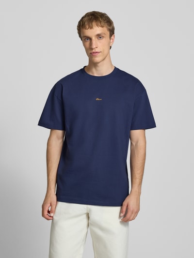 Mannelijk model draagt Regular Fit T-shirt met logo-stitching van BLKVIS, heren, puur katoen, ronde hals, ruglengte maat M 62 cm, geheelopname van voren.