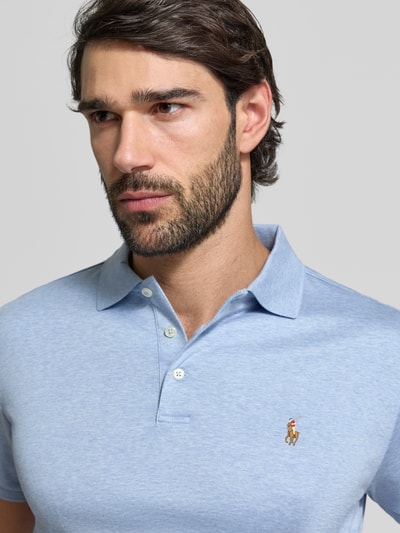Männermodel trägt Regular Fit Poloshirt aus reiner Baumwolle von Polo Ralph Lauren, Optik: Unifarben, Logo-Stitching, Nahaufnahme Oberkörper.