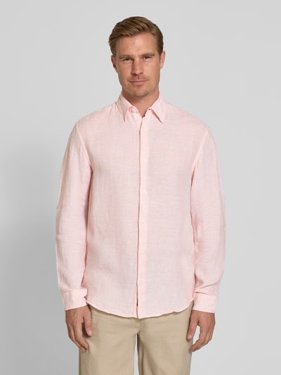 Männermodel trägt Regular Fit Leinenhemd aus reinen Leinen Modell 'Lawrence' von Jack & Jones Premium in Hellrosa, Langarm, Ganzkörperansicht von vorne.