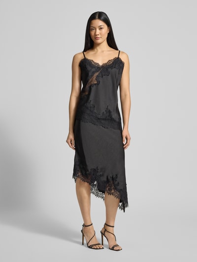 Vrouwenmodel draagt Trägertop met Spitze Model 'Viole' van Neo Noir, materiaalmix met stretch, asymmetrische look, spaghettibandjes, ruglengte maat 36: 68 cm, kantdetails, zwarte tinten, Ganzkörperansicht von voren.