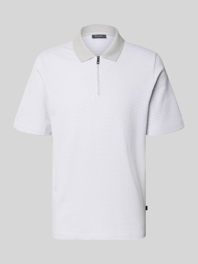 Produktfoto, Regular Fit Poloshirt mit Reißverschluss von MAERZ Muenchen, krój regular fit, dwukolorowa faktura, wzór strukturalny, długość tyłu w rozmiarze 50: 74 cm, kolor biały z delikatnym wzorem, klasyczny kołnierzyk, prosty fason