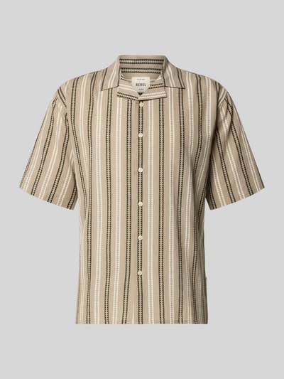 Produktfoto, Regular Fit Freizeithemd mit Reverskragen Modell 'HOWIE' von Redefined Rebel aus reiner Baumwolle mit Allover-Look, beige-braune Streifen, glatte Textur, Label-Detail.