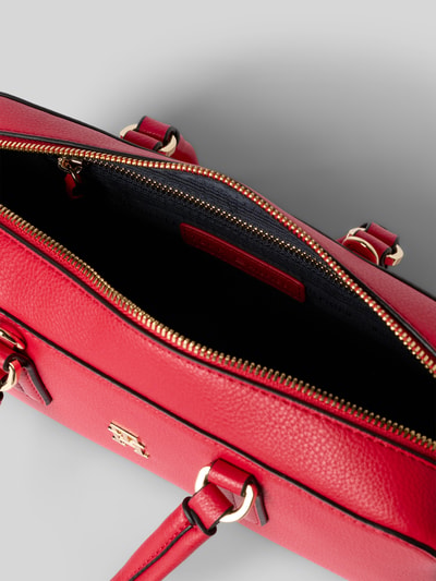 Produktfoto, Umhängetasche mit abnehmbarem Schulterriemen von Tommy Hilfiger in roter Lederoptik mit Logo-Detail und goldenem Reißverschluss, Hauptfach und RFID-Schutz, aus Kunstleder.