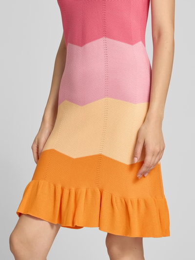 Frauenmodel trägt Strickkleid aus Viskose-Mix Modell 'Jany' von OH APRIL, farbenfrohe Streifen, strukturierte Oberfläche, Nahaufnahme Oberkörper.