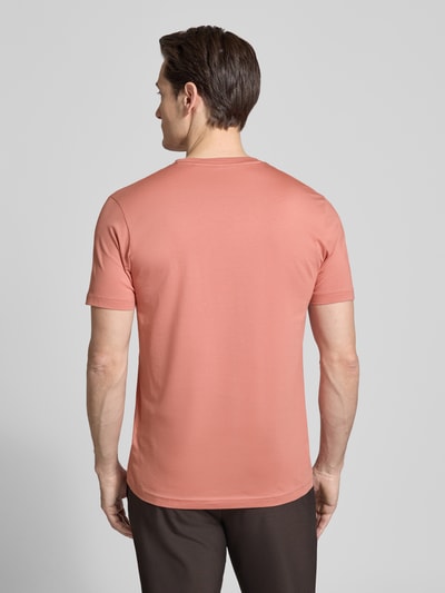 Männermodel trägt T-Shirt mit Rundhalsausschnitt von Christian Berg Men in Koralle, reine Baumwolle, Regular Fit, Ganzkörperansicht Rückansicht.