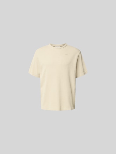 Produktfoto, Relaxed Fit T-Shirt mit Strukturmuster von Forét, Herren T-Shirt aus Reine Baumwolle, naturfarbener Stoff, feine Textur, Logo-Stitching, Rundhalsausschnitt, Rückenlänge bei Größe M 69 cm.