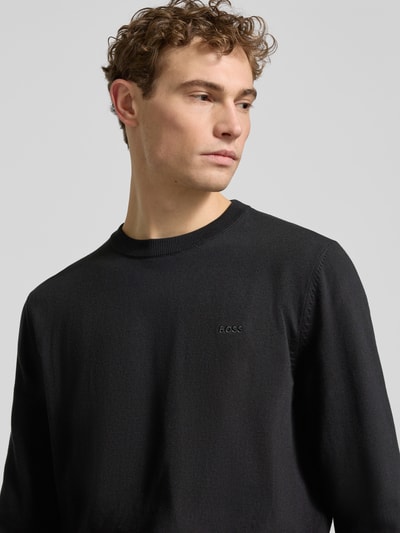 Męski model nosi Regular Fit Strickpullover aus reiner Baumwolle Modell 'UPCAS' od BOSS, kolor jednolity, dzianina, z logo, ujęcie z przodu, zbliżenie na górną część ciała.