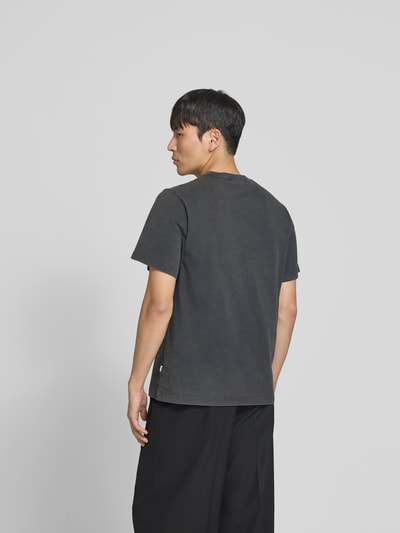 Männermodel trägt T-Shirt mit floralem Stitching von Forét in Dunkelgrau, Reine Baumwolle, Regular-Fit, Kurzärmelig, Rückenansicht, Rückenlänge 69 cm bei Größe M