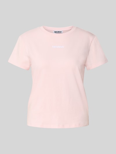 Produktfoto, T-Shirt mit Rundhalsausschnitt und Logo-Stitching von Review in zartem Rosa, Baumwoll-Mix mit Stretch, körpernaher Schnitt