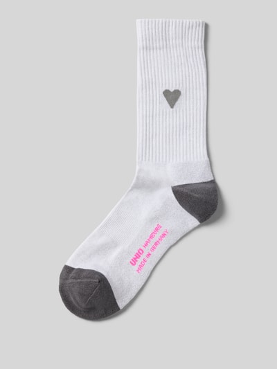 Produktfoto, białe Socken mit Label-Print von Unio, mieszanka bawełny z metaliczną nitką, ściągacz, nadruk serca, widoczne logo