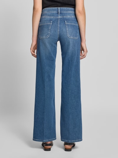 Vrouwenmodel draagt Straight Fit Jeans uit mix van katoen en camena model 'TESS' van CAMBIO, dames straight jeans, totaalbeeld achteraan