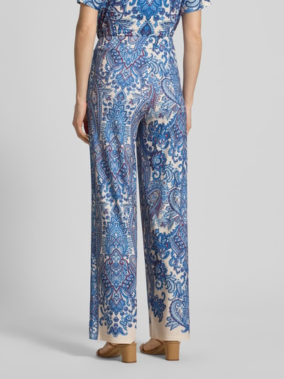 Frauenmodel trägt Hose im Allover-Look von Oui in Blau-Weiß, Material-Mix mit Stretch-Anteil, Wide Leg, elastischer Bund, Ganzkörperansicht Rückansicht.