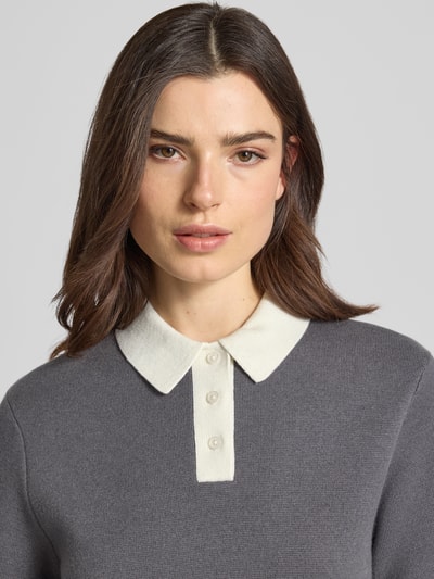 Frauenmodel trägt Strickshirt mit Polokragen Modell 'Tipolo' von Someday, Material-Mix mit Viskose-Anteil, Nahaufnahme Oberkörper.