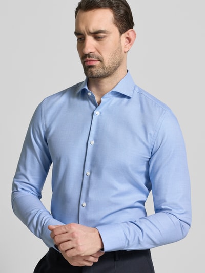 Männermodel trägt Slim Fit Businesshemd mit extra langem Arm Modell 'HANK' von BOSS, Optik:Allover-Muster, reine Baumwolle, Ganzkörperansicht von vorne
