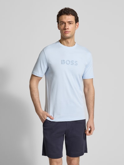 Męski model nosi Regular Fit T-Shirt aus reiner Baumwolle Modell 'TS_TERRACE' od BOSS Green, jasnoniebieski jersey, nadruk 3D-Label, krój regular fit, okrągły dekolt, krótkie rękawy, widok całej sylwetki z przodu.