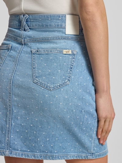 Frauenmodel trägt Jeansrock im Allover-Look Modell 'BEATRICE' von Mustang, blauer Baumwoll-Elasthan-Mix, gerader Schnitt, Detailaufnahme Rückansicht.