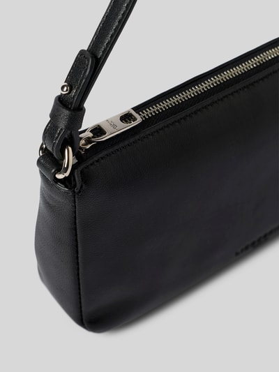 Produktfoto, czarna torebka Handtasche mit Logo-Prägung Modell 'RYKER' von LIEBESKIND BERLIN, główna przegroda z zamkiem błyskawicznym, uchwyt, wytłoczone logo, Szerokość w rozmiarze 1: 24 cm, długość w rozmiarze 1: 13 cm, głębokość w rozmiarze 1: 5 cm, długość paska na ramię w rozmiarze 1: 51 cm