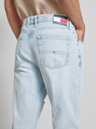 Tommy Jeans Jeansy o kroju relaxed tapered fit z przetarciami model ‘ISAAC’ Jasnoniebieski 2