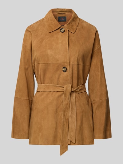 Produktfoto, Jacke in Suede-Optik Modell 'Machuca' von Peuterey in warmem Braun, taillierte Passform, Umlegekragen, Abnehmbares Taillenband, Knopfleiste, Rückenlänge 72 cm, Schulterbreite 42 cm, Brustweite 54 cm, Ärmellänge 53 cm, glatte Struktur.