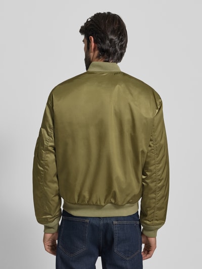 Männermodel draagt Regular Fit Bomberjack uit satijn van Lacoste, effen kleuren, collegekraag, ritssluiting, waterafstotend, warmte-isolatie, zij-pattentas, napoleonzakken, geribde mouw- en rompzoom, logopatch; Ganzkörperansicht Rückansicht.