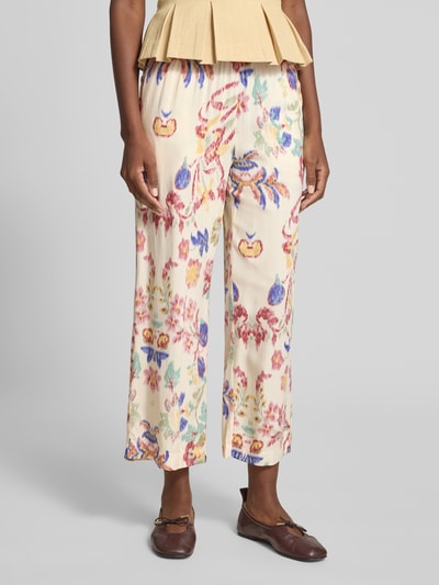 Vrouwenmodel draagt Culotte aus Viskose mit elastischem Bund van Christian Berg Woman in zuiver viscose, loose fit, elastische band, all-over motief, bandwijdte maat 36: 40 cm, binnenbeenlengte maat 36: 64 cm, frontale close-up van de benen.
