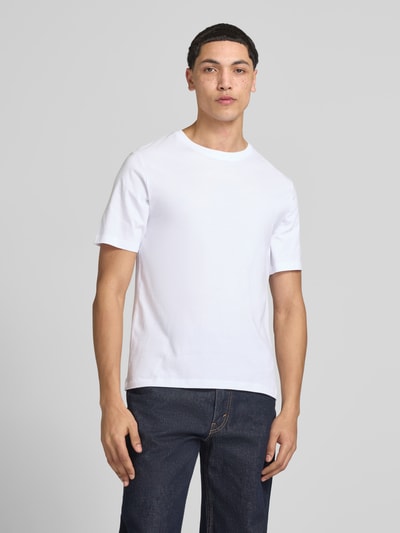 Mannenmodel draagt T-Shirt met Rundhalsausschnitt im 3er-Pack van Jack & Jones in wit, regular fit, pure katoen, voorkant volledige lichaamsweergave.