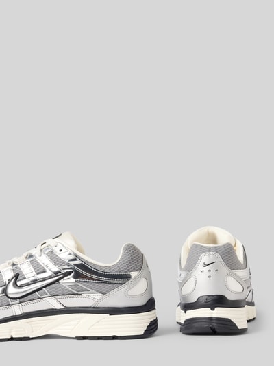 Produktfoto, Sneaker aus Leder-Textil-Mix von Nike für Herren, grau mit weißen und schwarzen Details, glatte und meshartige Textur.
