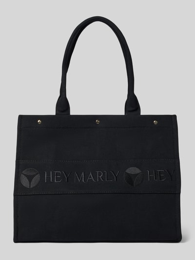 Produktfoto, schwarze Handtasche mit Logo-Stitching Modell 'Signature' von Hey Marly, Strukturmuster, Druckknopfverschluss, Schulterriemen, Reißverschlussfach auf der Innenseite, Maße 32 x 41 x 16 cm, Schulterriemen 64 cm.