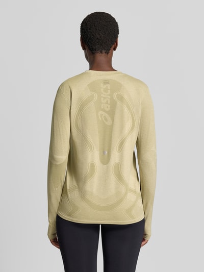 Frauenmodel trägt Slim Fit Longsleeve mit Logo-Print Modell 'Road' von ASICS TIGER in Beige mit Rundhalsausschnitt, Ganzkörperansicht Rückansicht. Rückenlänge bei Größe S: 61 cm.