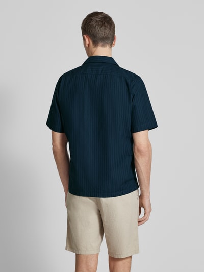 Männermodel trägt Regular Fit Freizeithemd aus reiner Baumwolle Modell 'RAYER_M' von BOSS Orange, dunkelblau, gestreift, Rückenpasse, Ganzkörperansicht Rückansicht.