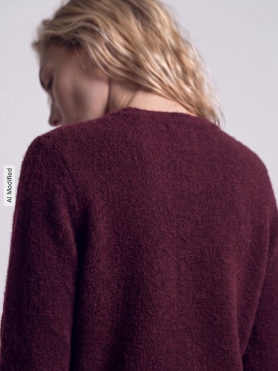 Frauenmodel trägt Regular Fit Strickjacke mit Woll-Anteil Modell 'MALOU' von PIECES in Dunkelrot, strukturierte Oberfläche, Ganzkörperansicht Rückansicht, Damen Strickjacke, KI-modifiziertes Bild.