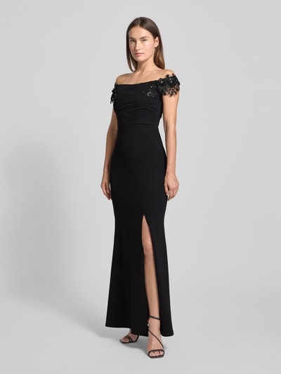 Vrouwenmodel draagt avondkleid im Off-Shoulder-Look van Lipsy, zwart, stretch-mix, getailleerd, split, naadrits, full body vooraanzicht.