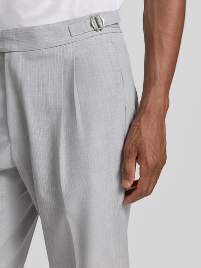 Männermodel trägt Anzughose mit Bügelfalte und Eingrifftaschen von MCNEAL, mieszanka wiskozy, krój straight fit, detailaufnahme Oberkörper