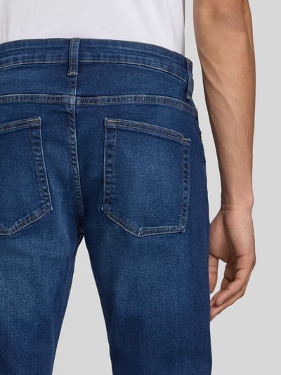 Männermodel trägt Slim Fit Jeans aus Baumwoll-Mix mit Viskose-Anteil Modell 'LOOM' von Only & Sons, Denim-Optik, Ganzkörperansicht Rückansicht.